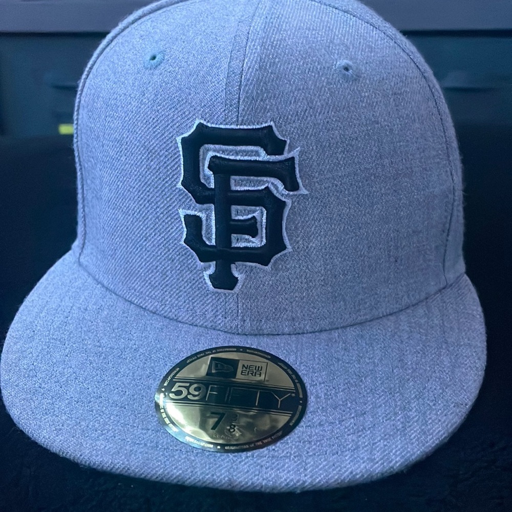 Its a grey and black gaints hat. Size 7 3/8